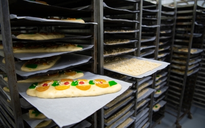 Coques a punt d'entrar al forn/ Roger Benet